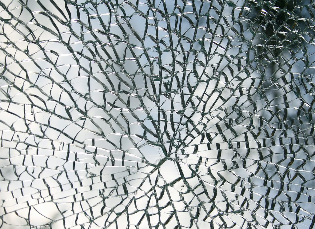 Sticla Securizată în Construcții: Ghid Complet pentru Siguranță și Durabilitate